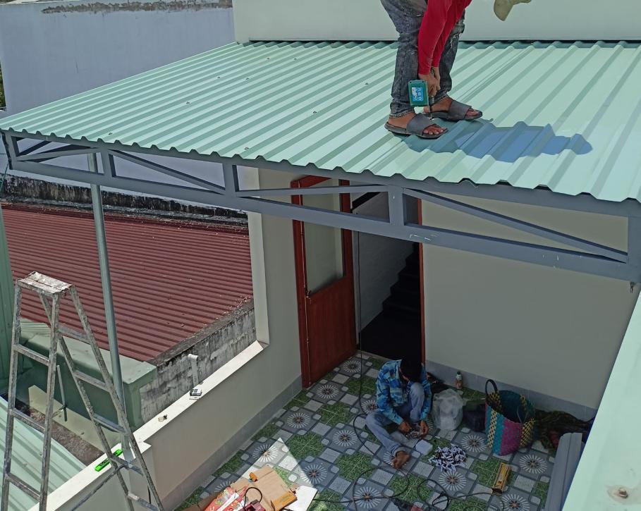 thợ làm mái tôn tại nhà bè