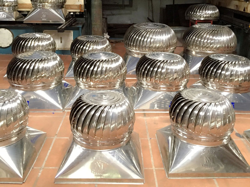 thợ lắp đặt quả cầu thông gió tại quận 10