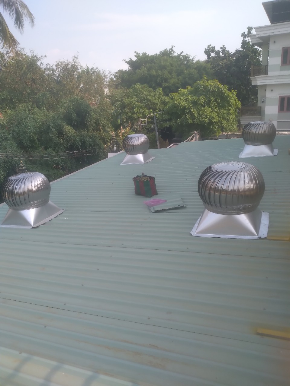 thợ lắp đặt quả cầu hút nhiệt tại quận bình tân