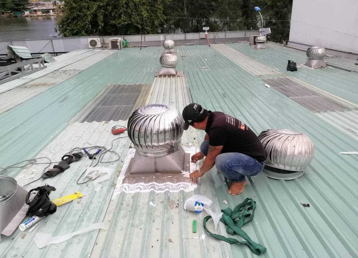 thợ lắp đặt quả cầu hút nhiệt tại quận 12