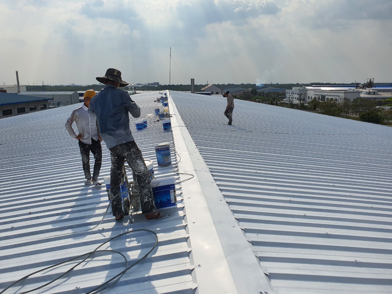 thợ sơn chống nóng mái tôn giá rẻ tại quận 4